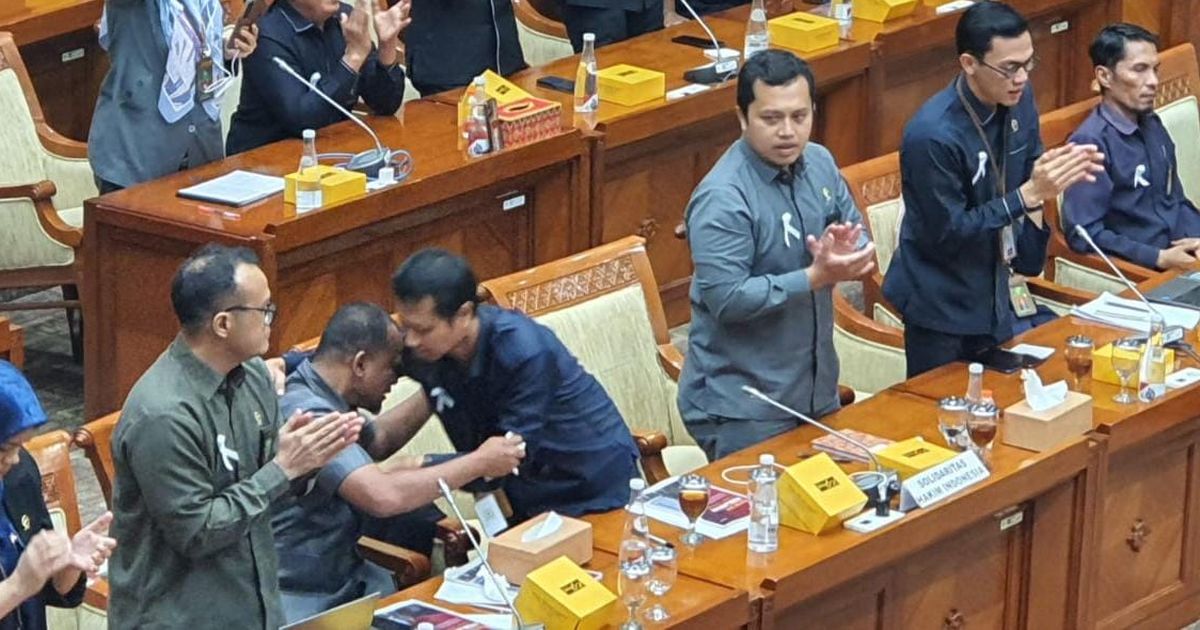 VIDEO: Momen Haru, Pecah Tangis Saling Berpelukan Hakim Saat Ditelepon Prabowo Janji Naikkan Gaji