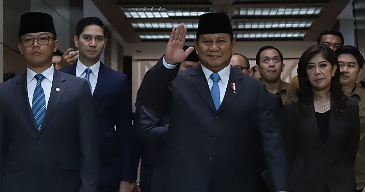 VIDEO:  Prabowo Bicara Ditelepon di Tengah Panas Rapat Hakim di DPR, Ucapannya Bikin Merinding