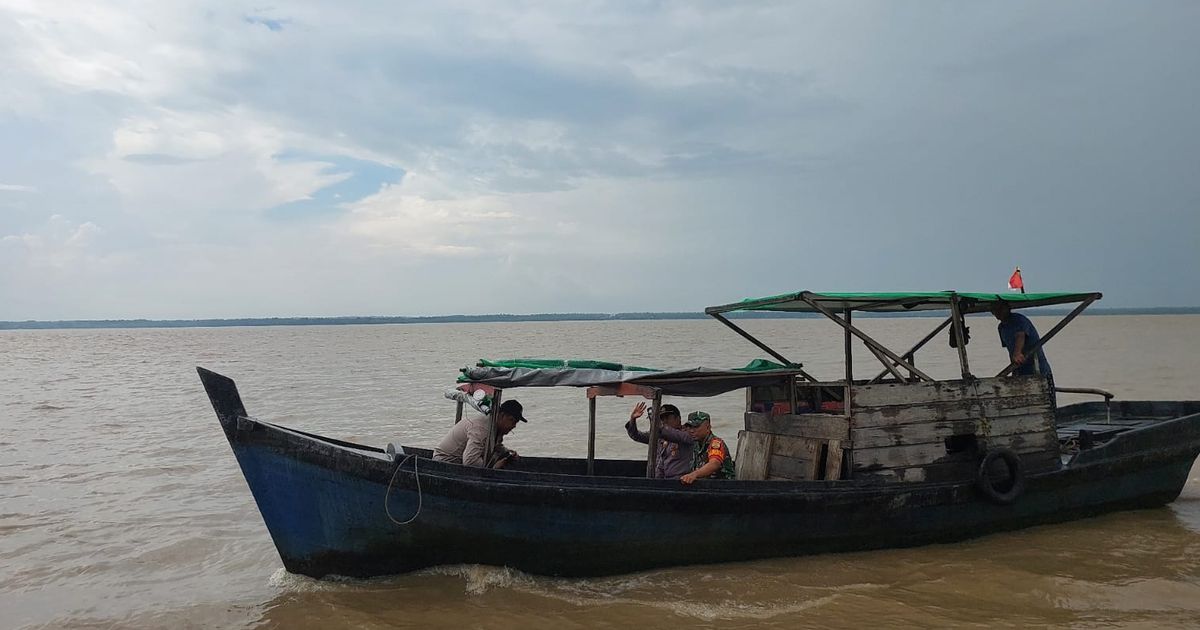 Perjuangan Polri Datangi Suku Akit, Naik Pompong Lewati Sungai Kuala