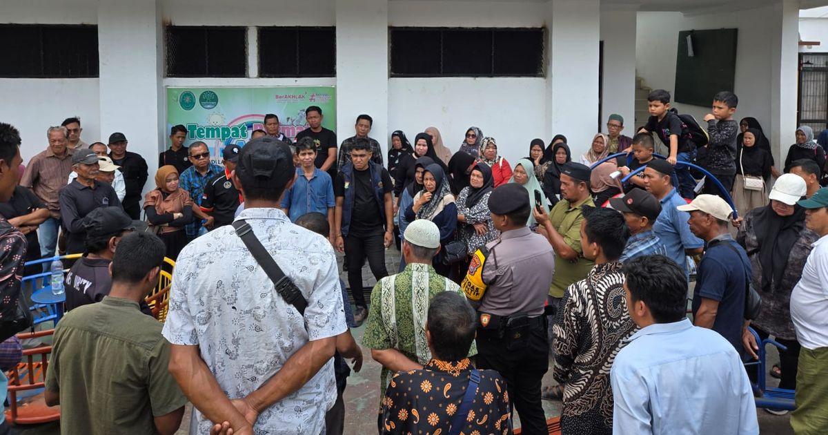 Momen Perwira Polisi Dikerumuni Warga Saat Datangi PN Bangkinang