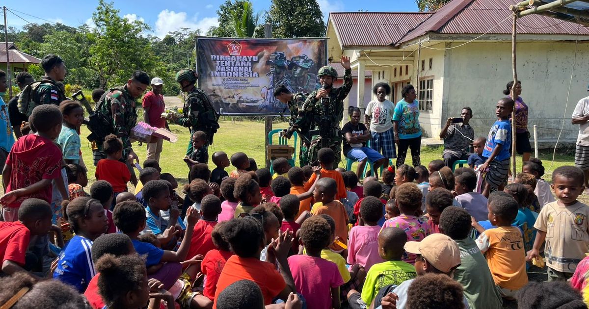 Momen HUT ke-79 TNI, Satgas Habema Bagikan Bantuan ke Warga Perbatasan RI-PNG