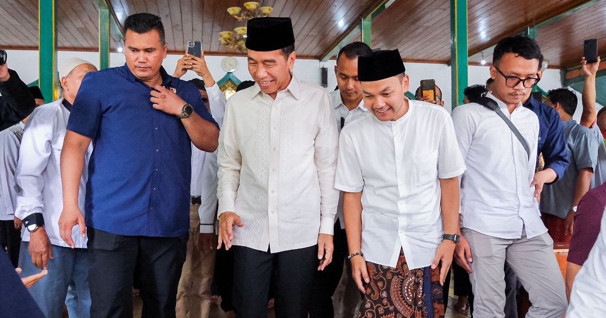 Ditemani Mangkunegara X dan Respati Ardi, Jokowi Salat Jumat di Masjid Al Wustho