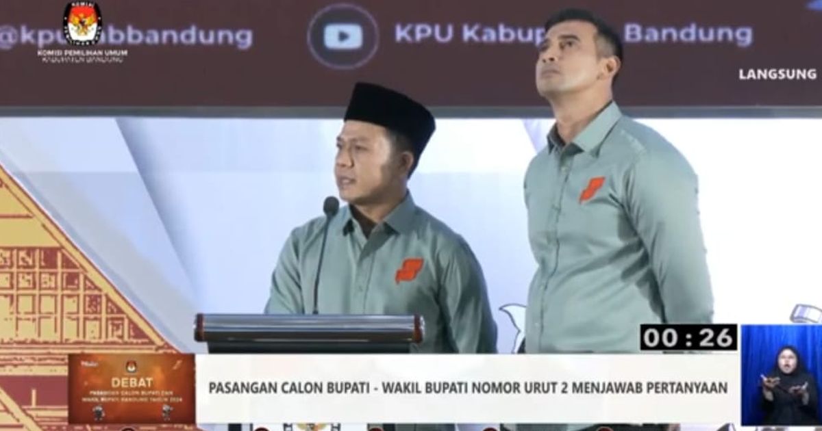 Gerak-gerik Artis Ali Syakieb Saat Debat Pilkada Kabupaten Bandung jadi Sorotan