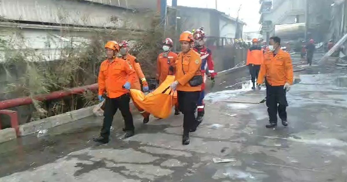 RS Polri Terima 12 Kantong Jenazah Korban Kebakaran Pabrik Pakan Ternak di Bekasi