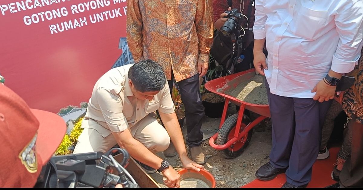 Usai Emosi Gebrak Meja, Kini Menteri Ara Rela Mengaduk Semen untuk Bangun Rumah Gratis