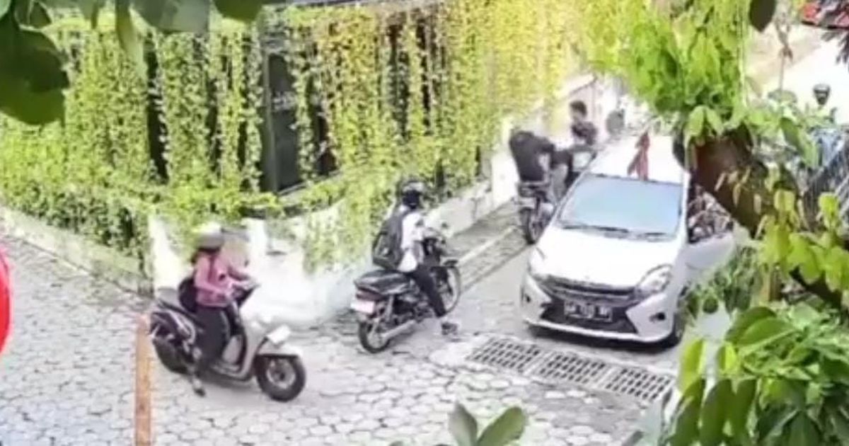 Viral Pengendara Mobil Pukul dan Buang Kunci Motor Korban ke Atap Rumah, Pelaku Ditangkap!