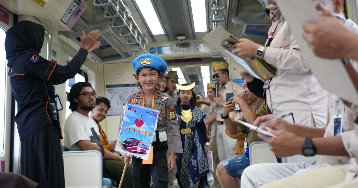 Potret Anak-Anak Turut Meramaikan Hari Pahlawan Nasional di LRT Jabodebek