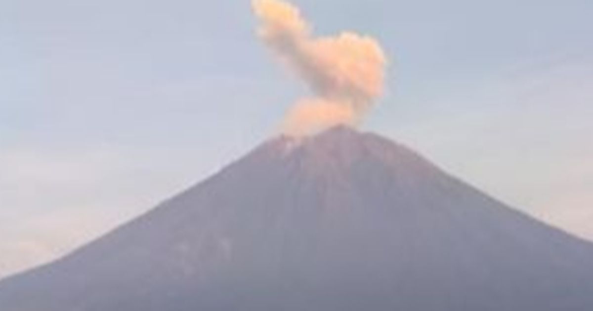 Gunung Semeru Luncurkan Awan Panas Disertai Banjir