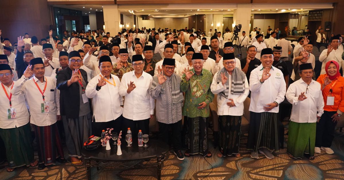 Acungkan Salam 3 Jari, Eks Gubernur Jakarta Hadiri Dukungan Ulama dan Santri Jakarta untuk Pramono-Rano