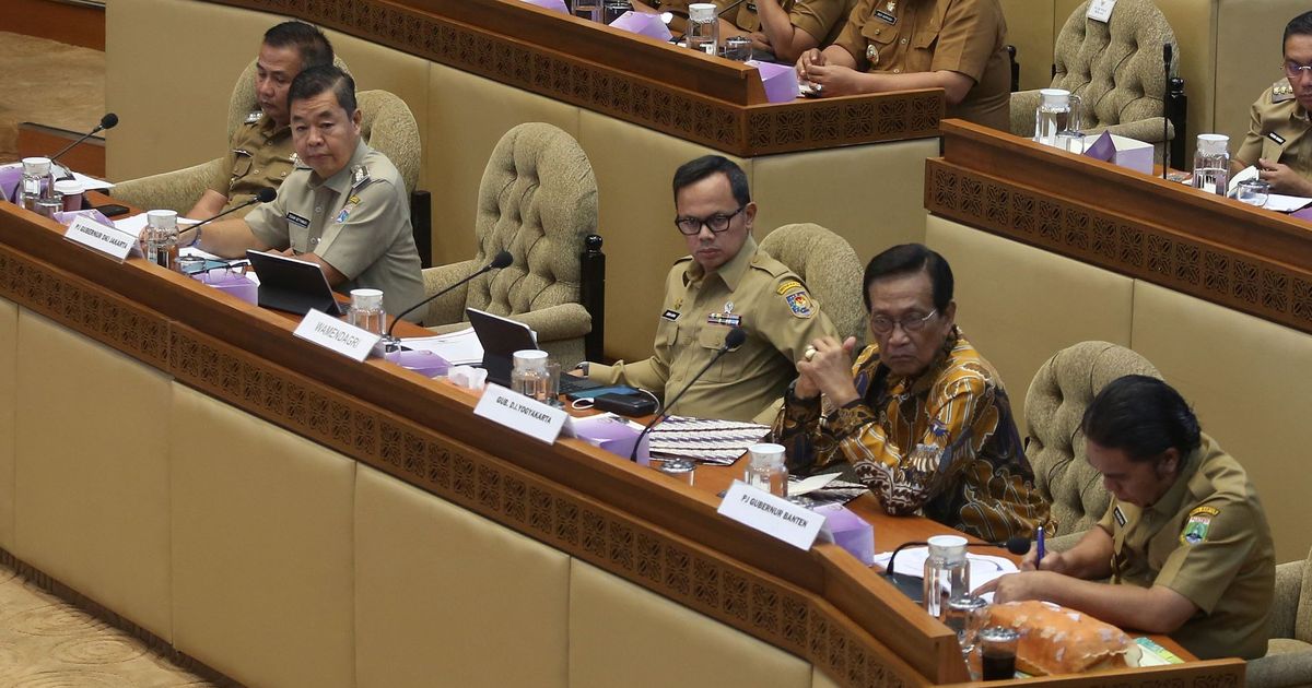 FOTO: Momen Komisi II DPR Panggil Pj Gubernur untuk Pastikan Netralitas ASN di Pilkada 2024