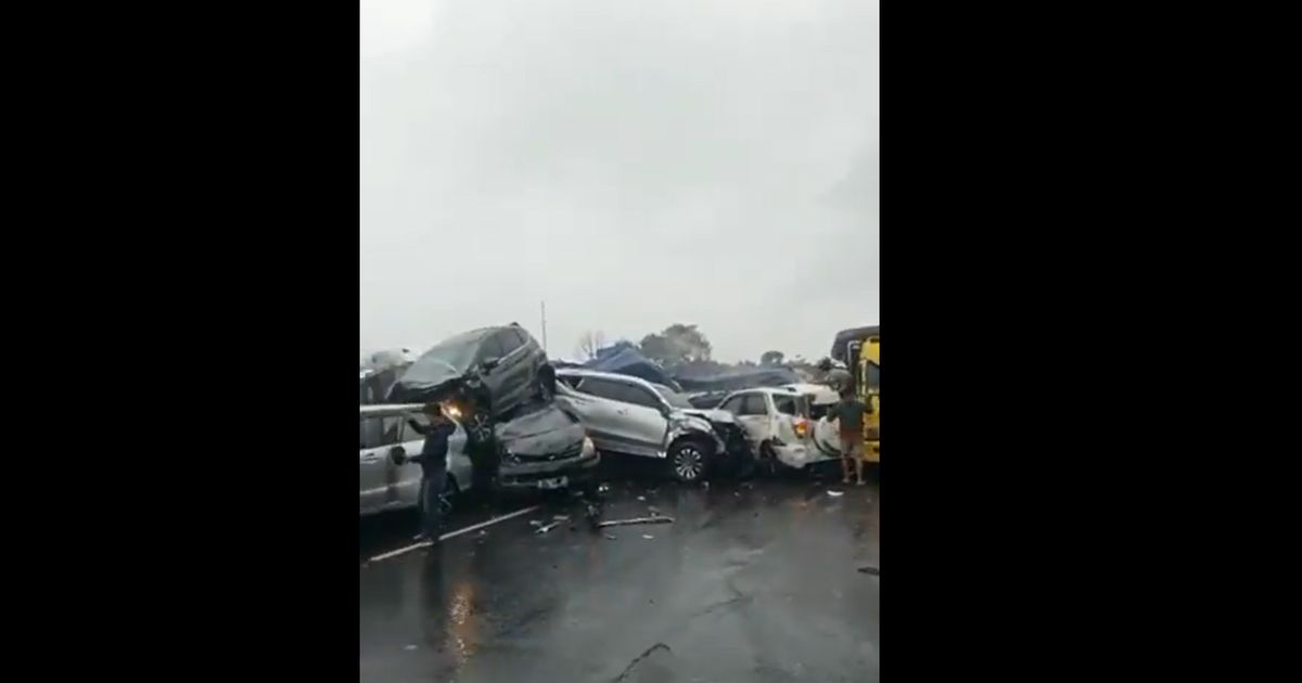 Potret Mengerikan Kecelakaan Beruntun di Tol Cipularang, Mobil sampai Bertumpukan