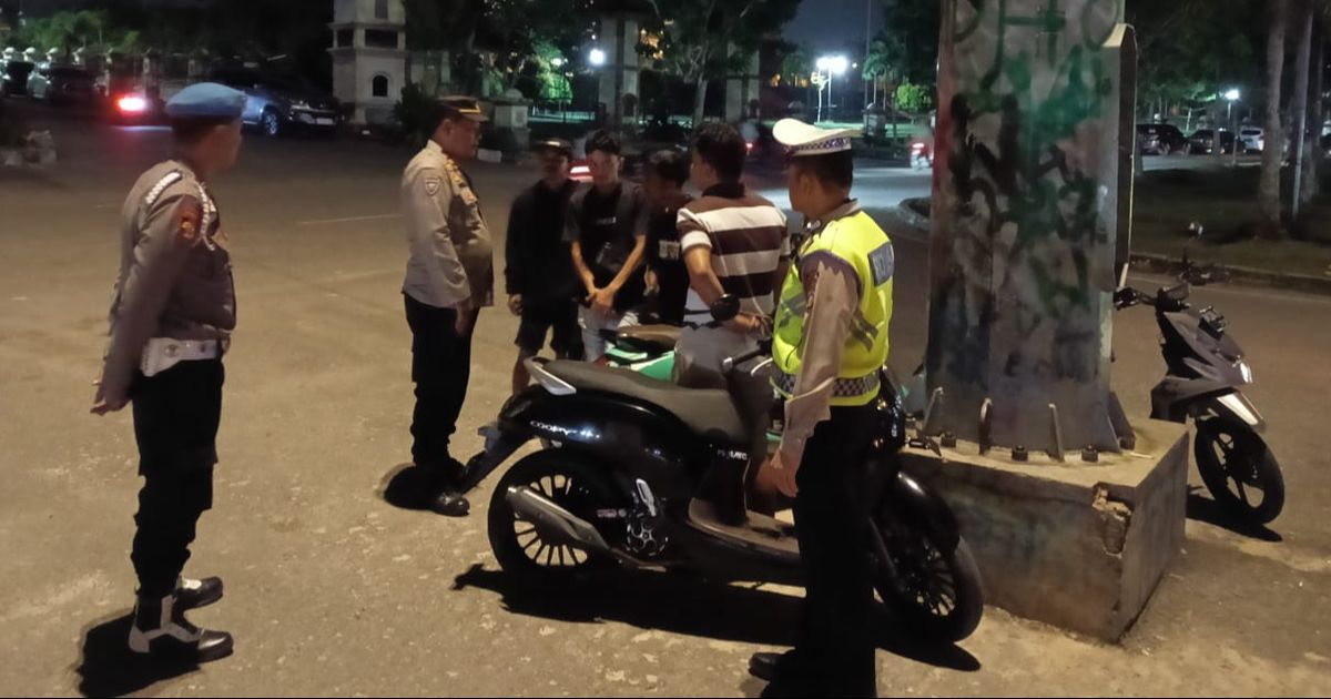 Polisi Patroli di Jalanan Pelalawan, Sisir Lokasi Keramaian Sampaikan Pesan Pilkada Damai