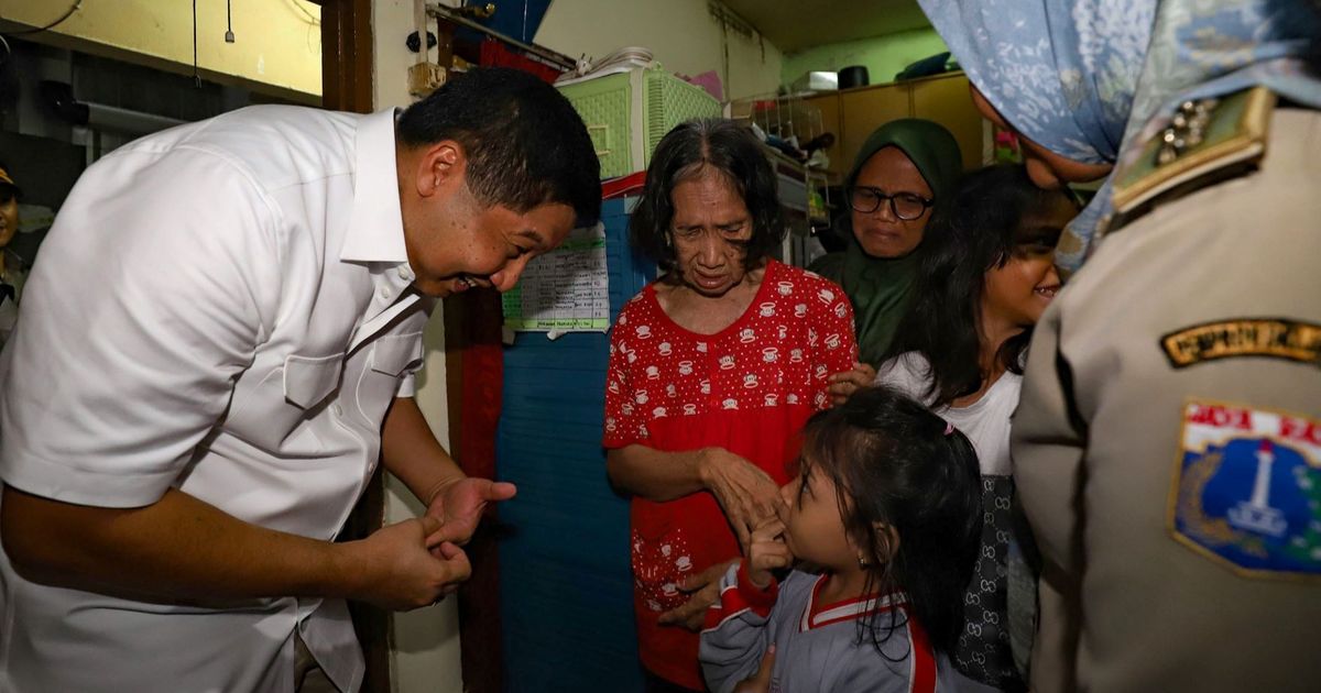 FOTO: Momen Menteri Ara Tinjau Kondisi Rumah Nenek Hasna yang Berukuran 2x3 Meter dan Dihuni 13 Orang