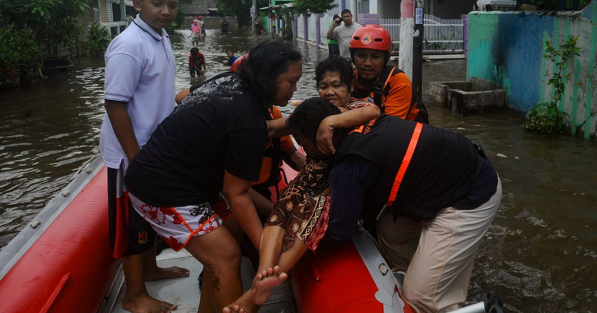 FOTO: Ratusan Rumah di Tangerang Selatan Dikepung Banjir, Sejumlah Warga Dievakuasi Pakai Perahu Karet