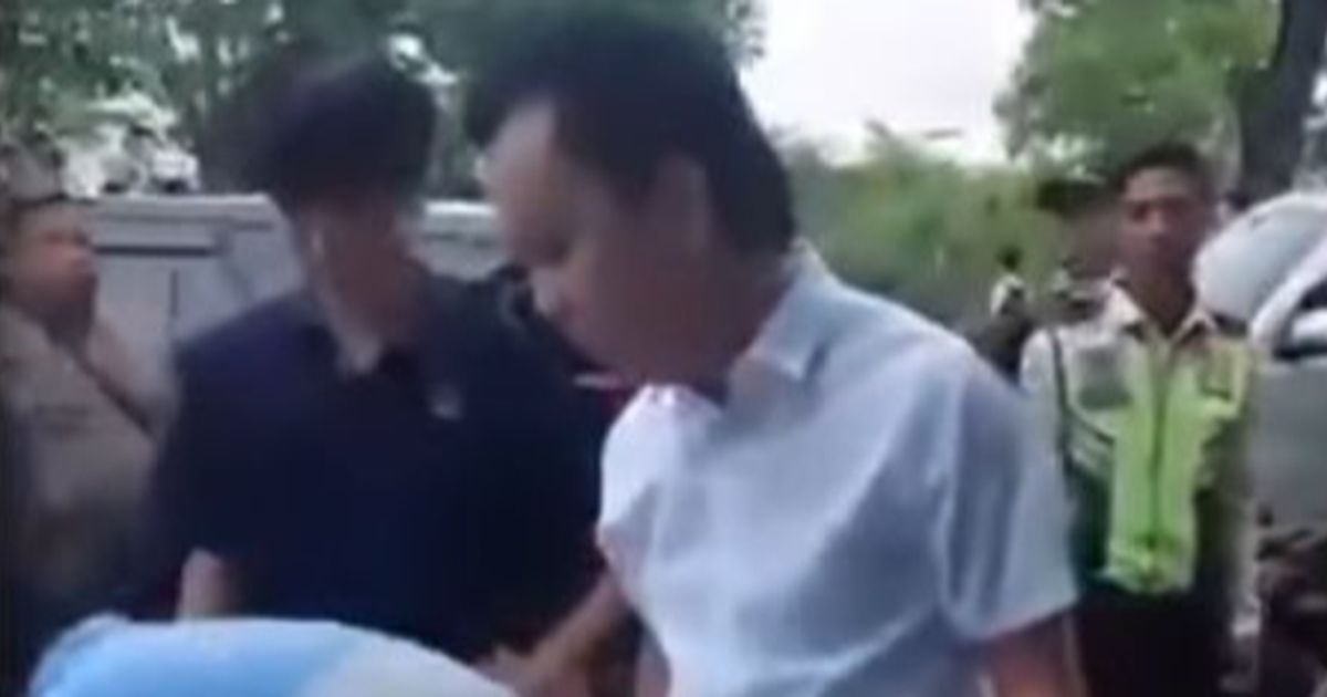 Viral Video Pria Arogan Ngamuk Suruh Anak SMA Sujud dan Menggonggong