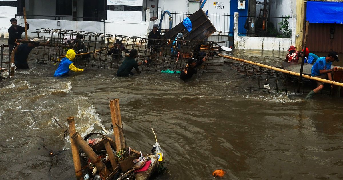 FOTO: Aksi Pekerja Berjibaku Perbaiki Tanggul Jebol yang Bikin Ratusan Rumah di Tangerang Selatan Dikepung Banjir