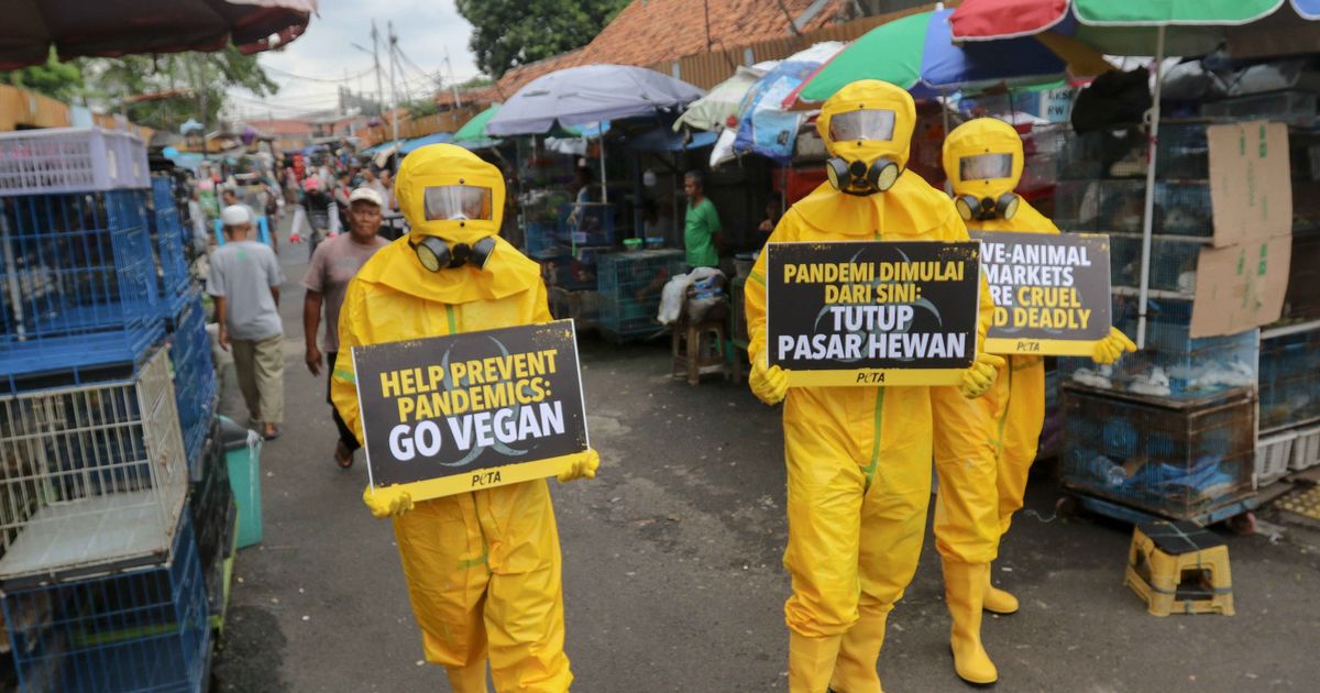 FOTO: Aktivis PETA Gelar Aksi di Jatinegara Tuntut Pasar Hewan Ditutup