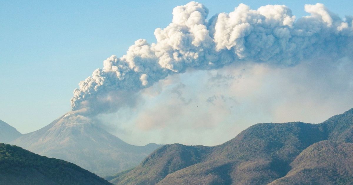 FOTO: Penampakan Letusan Gunung Lewotobi Laki-Laki yang Picu Penerbangan di Bandara Lombok Batal