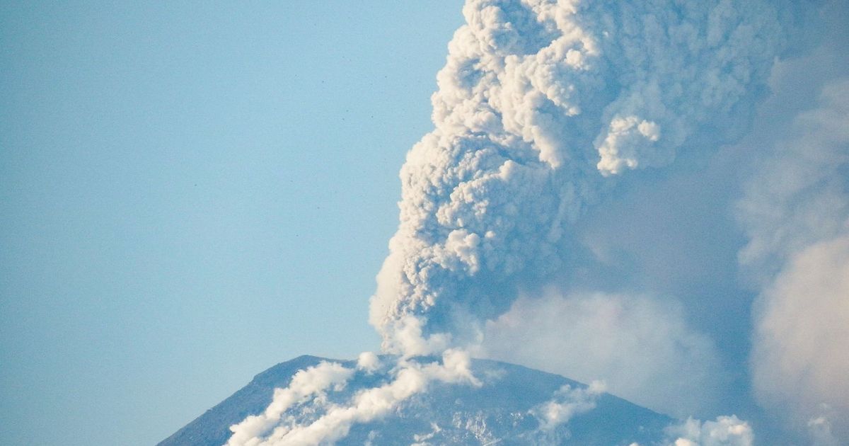 Dampak Erupsi Gunung Lewatobi Laki-Laki, Semua Penerbangan di Bandara Lombok Dibatalkan