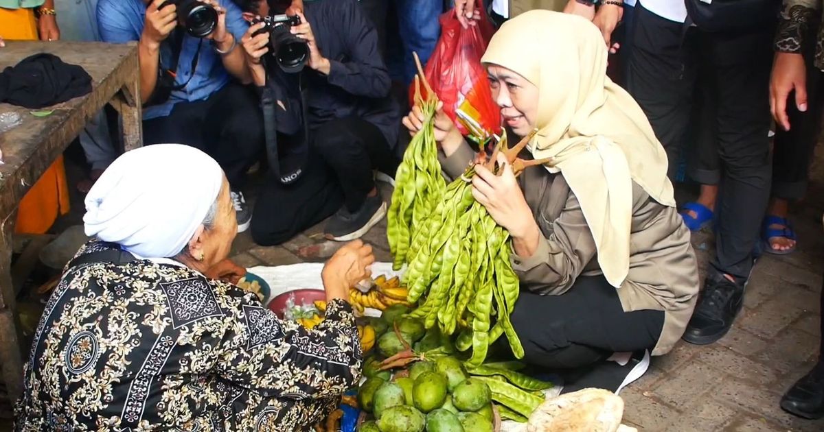 Safari Politik, Khofifah Borong Dagangan Pedagang Pasar di Lumajang