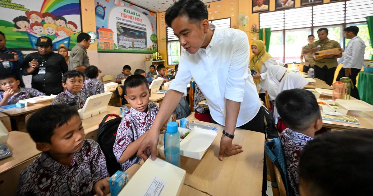 Wapres Gibran Tinjau Program Makan Bergizi Gratis di SDN 103 Inpres Hasanuddin