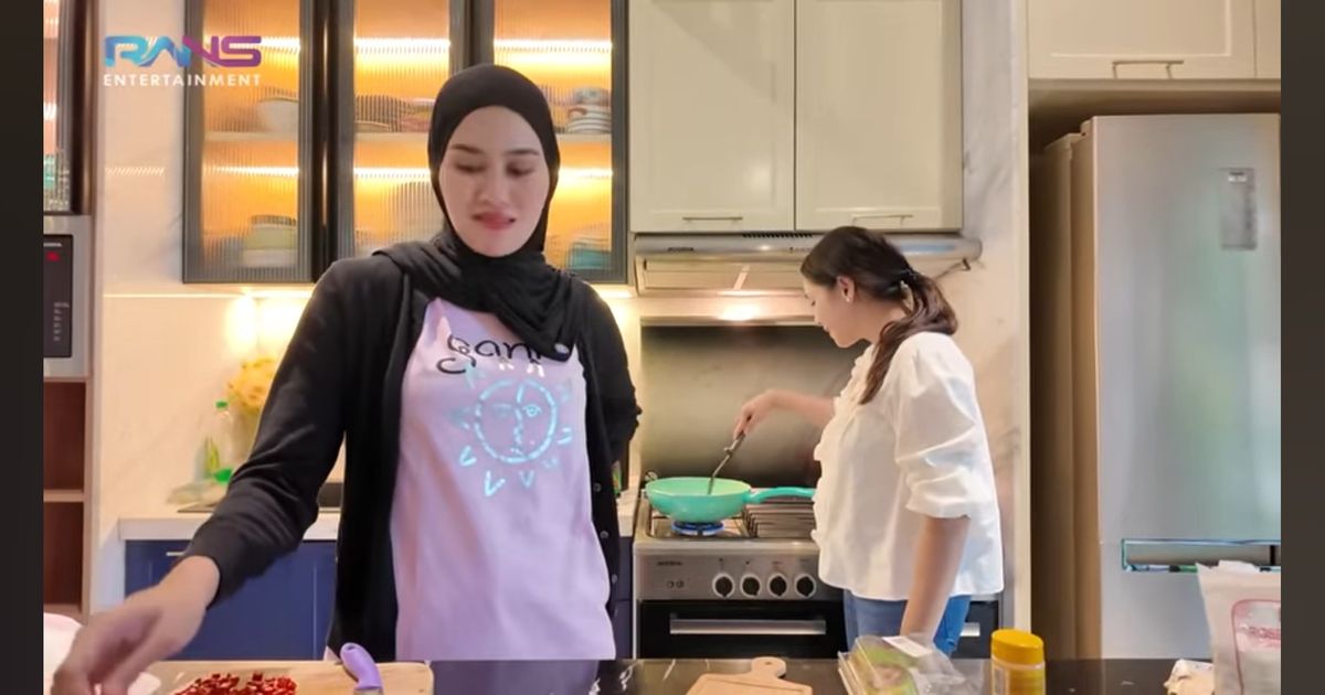 Potret Nagita Slavina Masak Buttermilik Chicken di Rumah Syahnaz Sadiqah, Bumbu Asal Cemplung Gimana Rasanya?