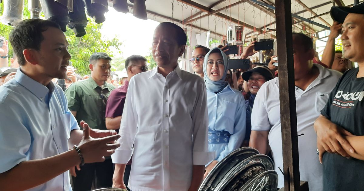 Potret Jokowi Bareng Paslon Respati-Astrid Sapa Warga di Pasar Notoharjo