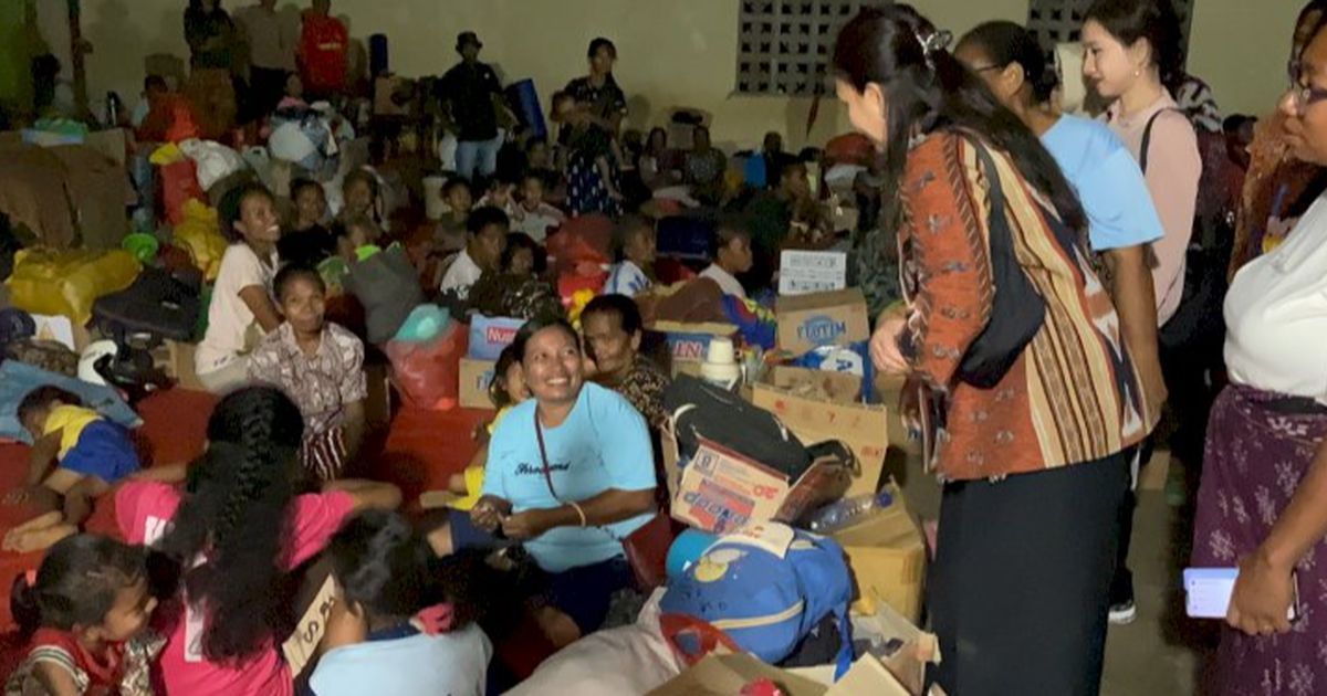 Tanpa Makeup & Berpakaian Sederhana, Potret Istri Jenderal Main Bareng Anak Pengungsi Erupsi Lewotobi Laki-Laki