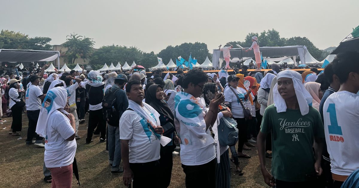 Kampanye Akbar, Pendukung Ridwan Kamil-Suswono Ramai Bawa Spanduk 'Gibranku'