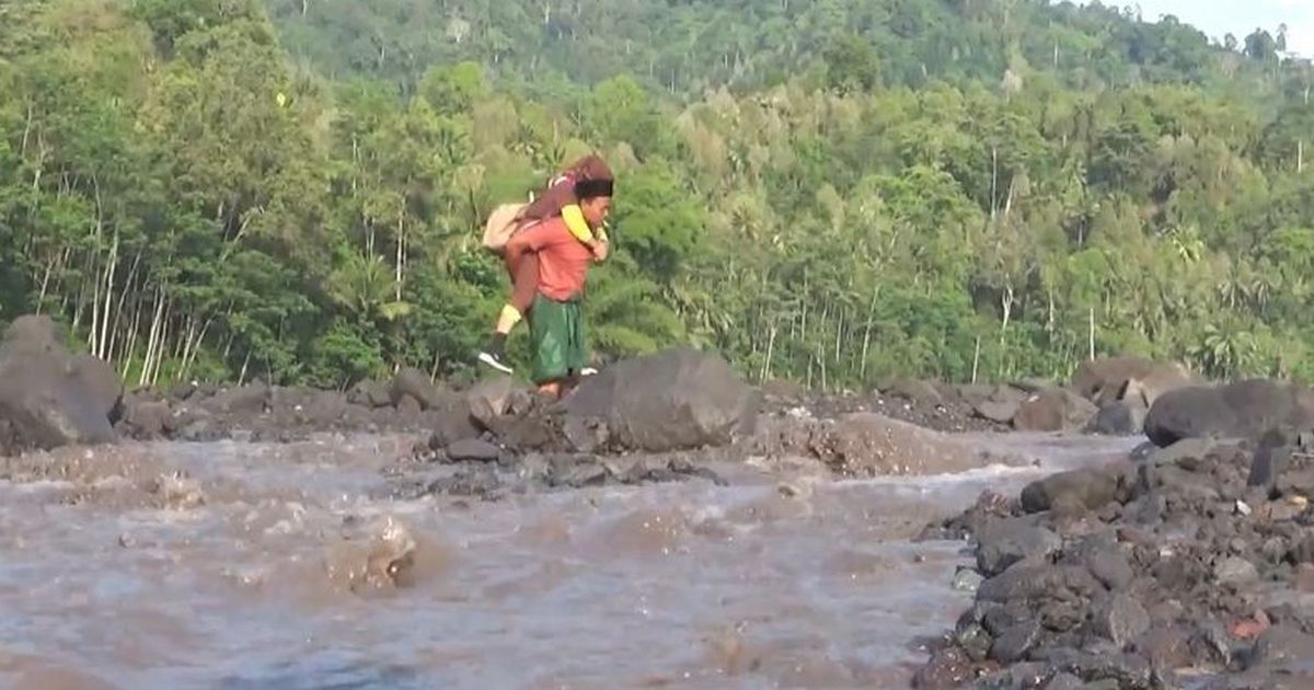 Material Banjir Lahar Semeru Tutup Jembatan Limpas, Aktivitas Warga Terganggu