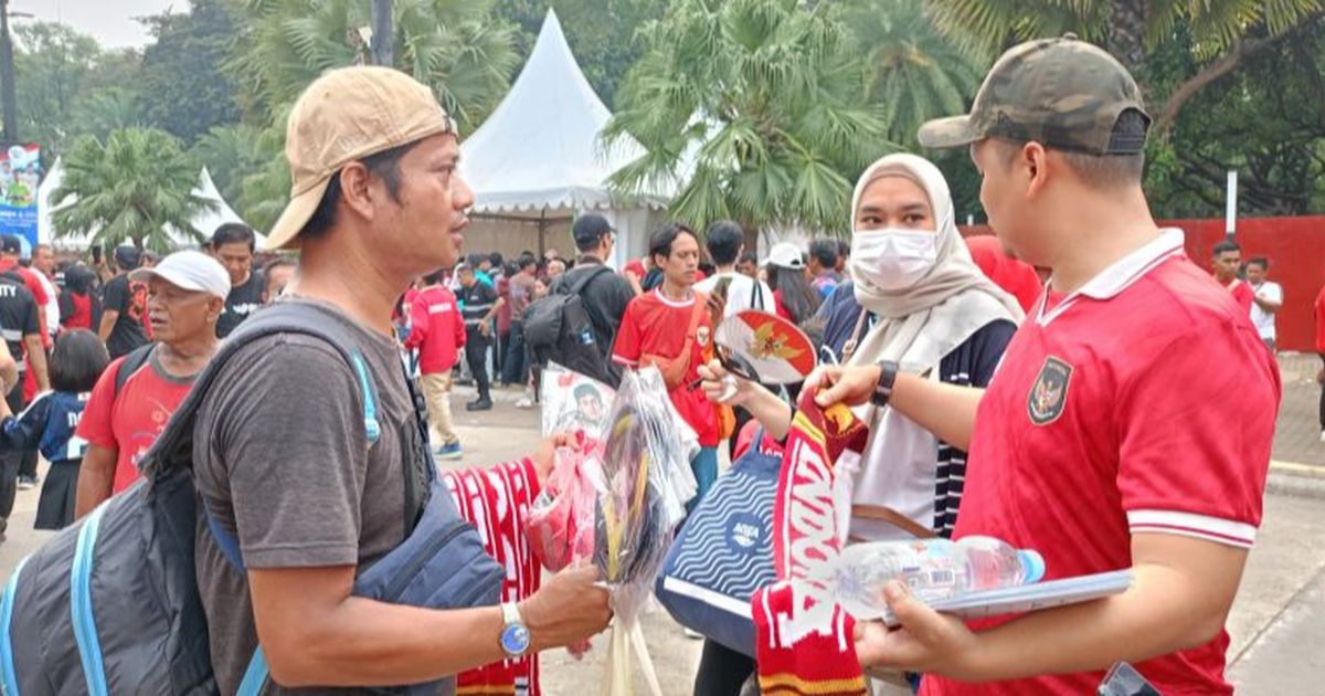 Berkah Pertandingan Indonesia vs Jepang, Pedagang Jersey Timnas di GBK Untung Dua Kali Lipat