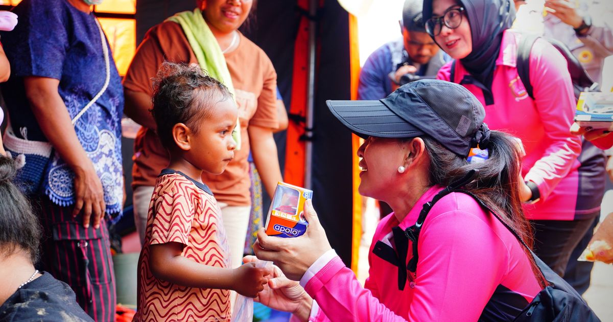 Potret Istri Jenderal Berbaju Pink Hibur Anak Pengungsi Erupsi Gunung Lewotobi Laki-Laki