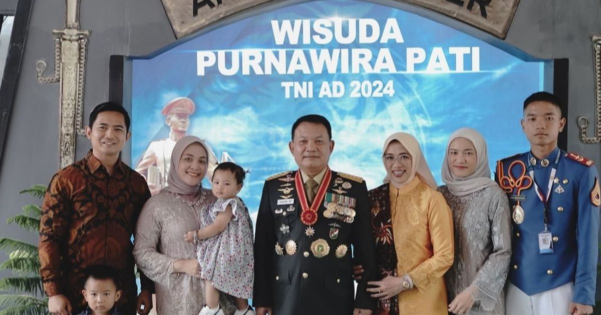 Potret Jenderal Dudung Bareng Keluarga di Acara Wisuda Purnawira Pati TNI AD, Putranya yang Taruna Akmil Bikin Salfok