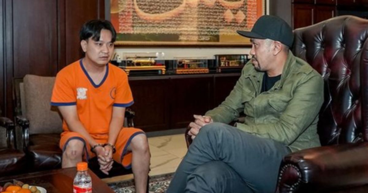 Berbaju Tahanan dengan Tangan Diborgol, Ini Momen Ivan Sugiamto Bertemu Sahroni