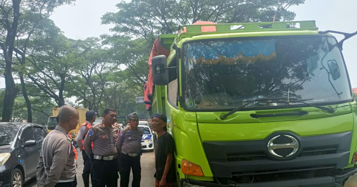 Puluhan Truk Pengangkut Material PIK 2 Nekat Terobos Jalan di Luar Jam Operasional