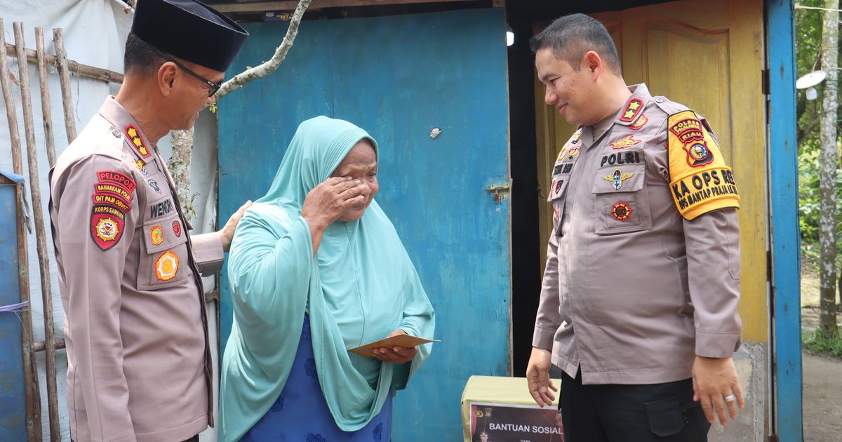 Polri Gelar Bakti Sosial, Beri Bantuan Sembako ke Warga Kurang Mampu