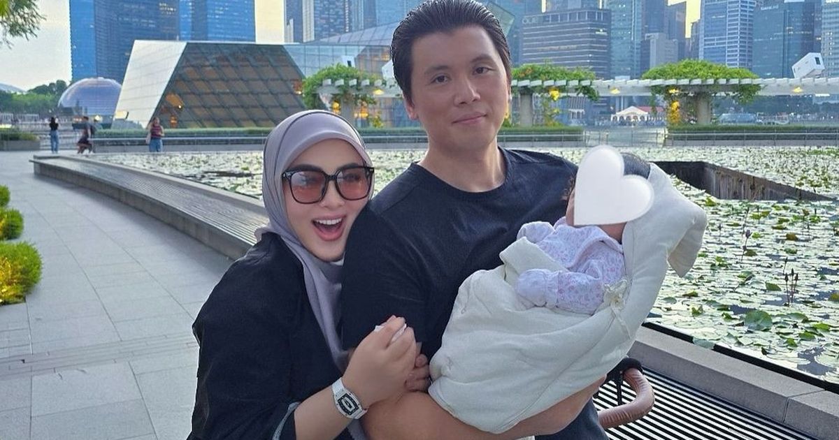 Potret Outfit Syahrini Jalan-jalan Bareng Princess R Selalu 'Menyala', Perhiasan Berderet & Semua Serba Branded