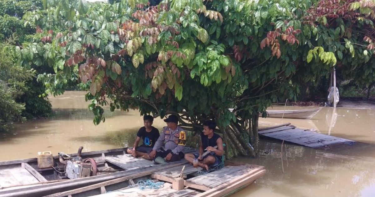 Cara Unik Personel Polri Sampaikan Pesan Pilkada Damai dari Atas Perahu