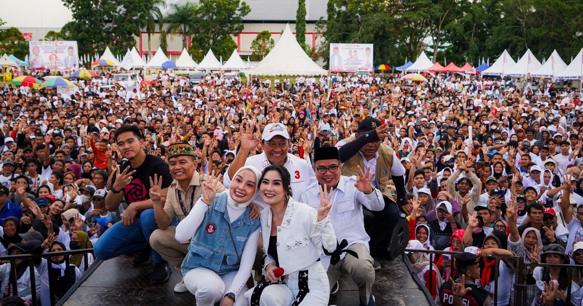 Ribuan Warga Sampit Kompak Salam 3 Jari Saat Kampanye Akbar Agustiar Sabran-Edy Pratowo