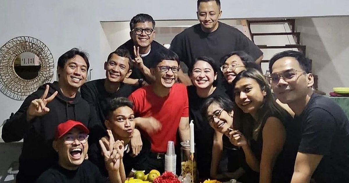 Potret Ultah Aming Ke-44, Digelar Sederhana Bareng Bestie - Meja Penuh dengan Makanan