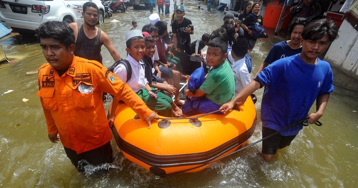 FOTO: Banjir Rob Muara Angke, Anak-Anak Pulang Sekolah Dievakuasi Perahu Karet