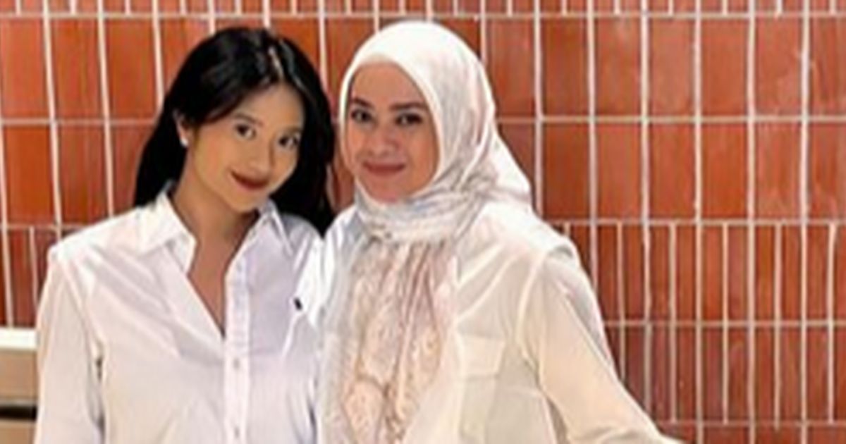 Potret Ikke Nurjanah Bareng Putri Cantiknya Adira Kania Kompak Berbusana Putih, Disebut Makin Mirip Bak Kembar