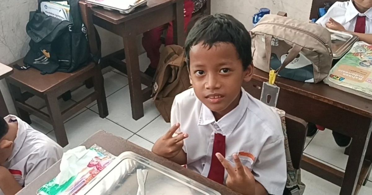 Siswa SDN Ini Pucat dan Hampir Pingsan Kelamaan Nunggu Gibran Bagikan Makan Gizi Gratis