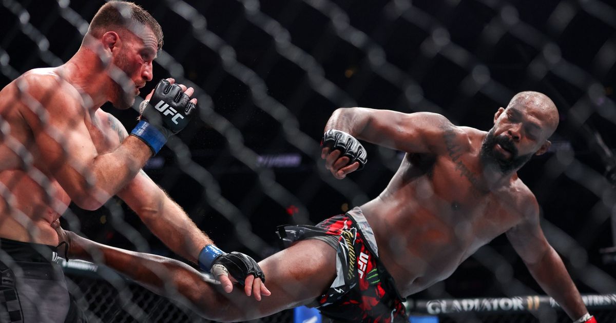 Semakin Tidak Terbendung, Jon Jones Tumbangkan Stipe Miocic dengan Spinning Back Kick