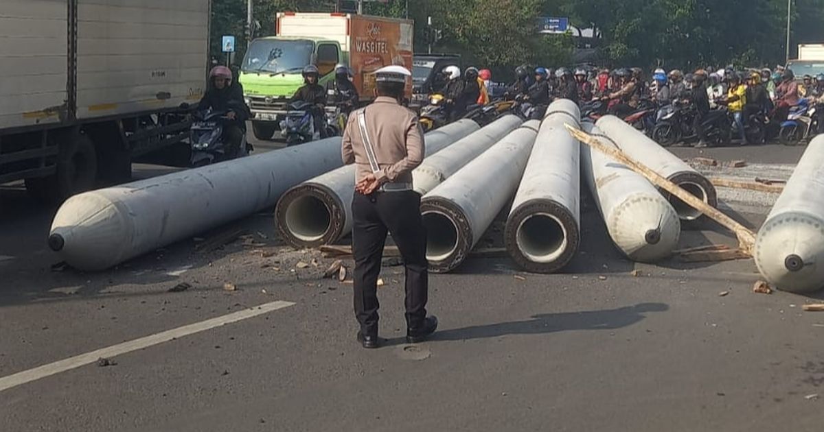 Terjatuh dari Truk, Puluhan Paku Bumi Menggelinding di Jalan Soekarno-Hatta Bandung & Bikin Macet