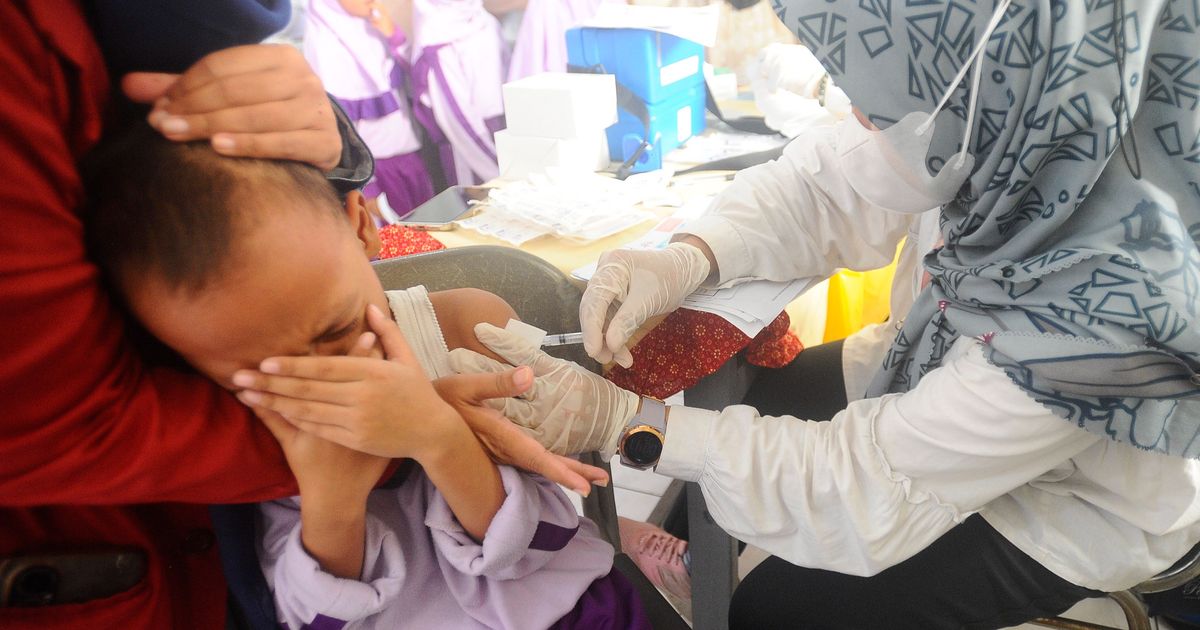 FOTO: Ragam Ekspresi Murid SD di Depok Disuntik Vaksin Difteri Tetanus