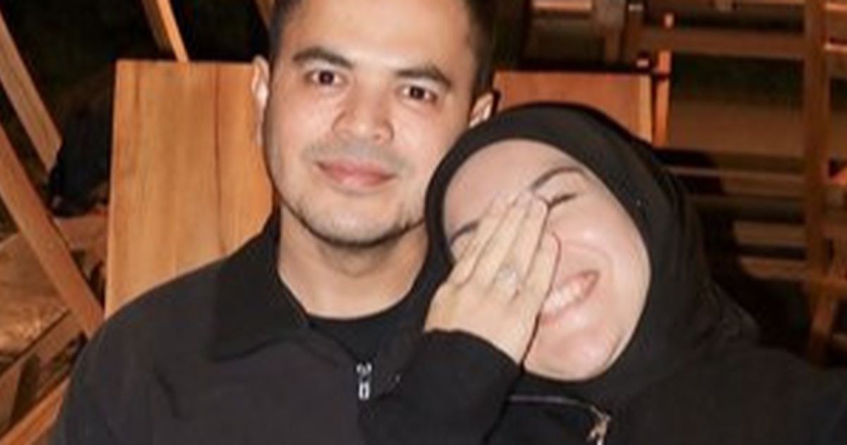 Lengket Bak Prangko, Potret Romantis Irish Bella & Haldy Sabri Selalu Disorot - Duduk Dipangku Sampai Cium Pipi