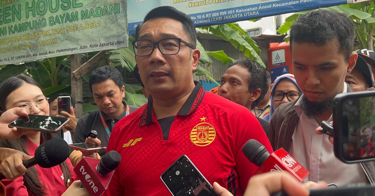 Gaya Ridwan Kamil Kenakan Jersey Persija saat Blusukan ke Kampung Bayam