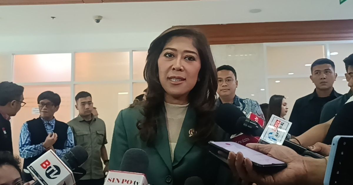 VIDEO: Muka Tegas Menteri Meutya Depan Jenderal Budi Gunawan 