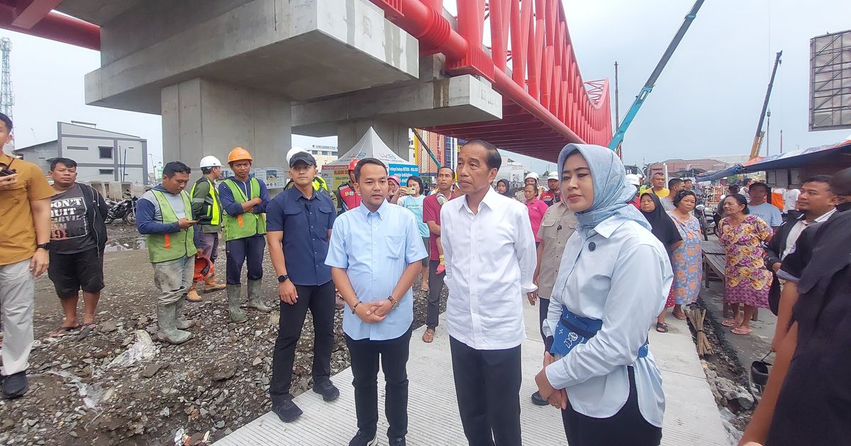 Jokowi Ajak Respati-Astrid Jalan Sore di Simpang Joglo